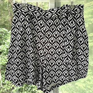NY & Company L Geometric designed B&W Skort w/belt and side pockets. Flared legs